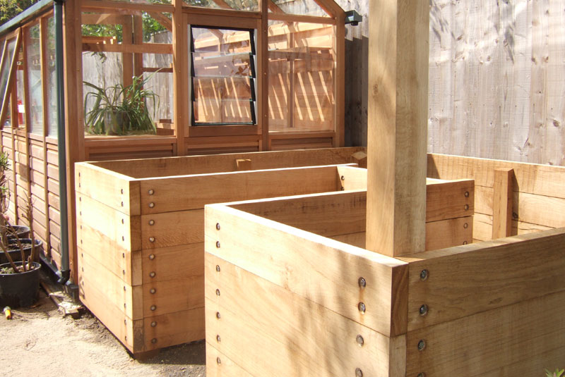 Robust
                      oak planters